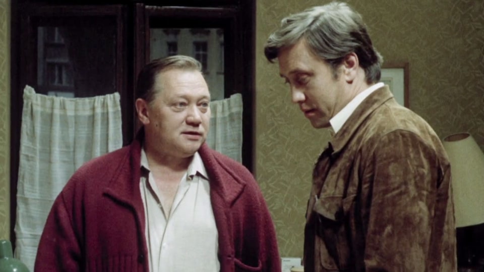 Rudolf Hrušínský a Jaroslav Satoranský v detektivce Sázka na třináctku.